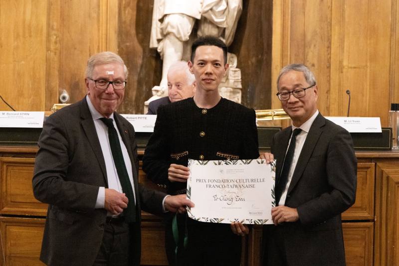 第28屆「臺法文化獎」得主蔡博丞（中）於2014年創立「丞舞製作團隊B.DANCE」，並陸續獲得國際多項大獎殊榮，除透過當代舞蹈為臺歐交流注入動能，也打響臺灣藝文品牌的知名度，法蘭西學院人文政治科學院終身秘書史蒂恩（Bernard Stirn，左）及文化部長李遠（右）共同頒贈獎章。