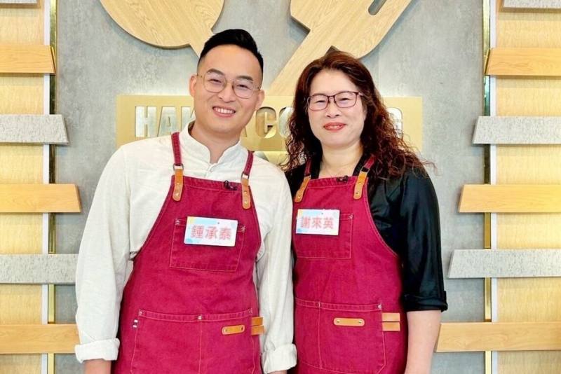 桃園龍潭文新製茶廠謝來英（右）拿下「2025全國優質東方美人茶評鑑比賽」特等獎，為桃園締造3連霸佳績。左為謝來英兒子鍾承泰。（桃園市政府農業局提供）