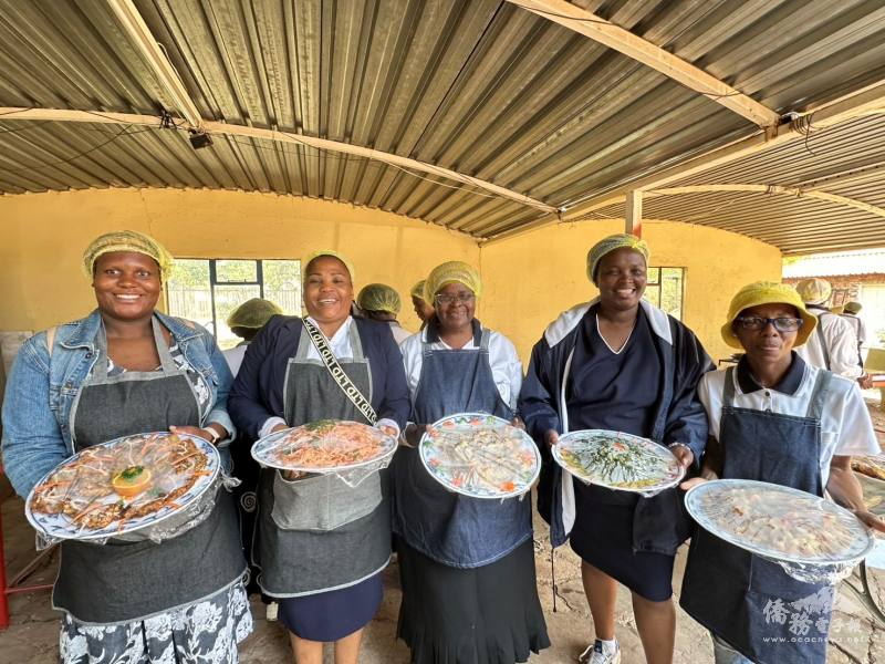 自信展示烹飪成果的南非學員