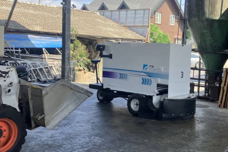 工業技術研究院與農業部畜產試驗所、經濟部等合作開發國產智慧型電動餵飼車，在酪農戶試用獲不錯評價。（工研院提供）