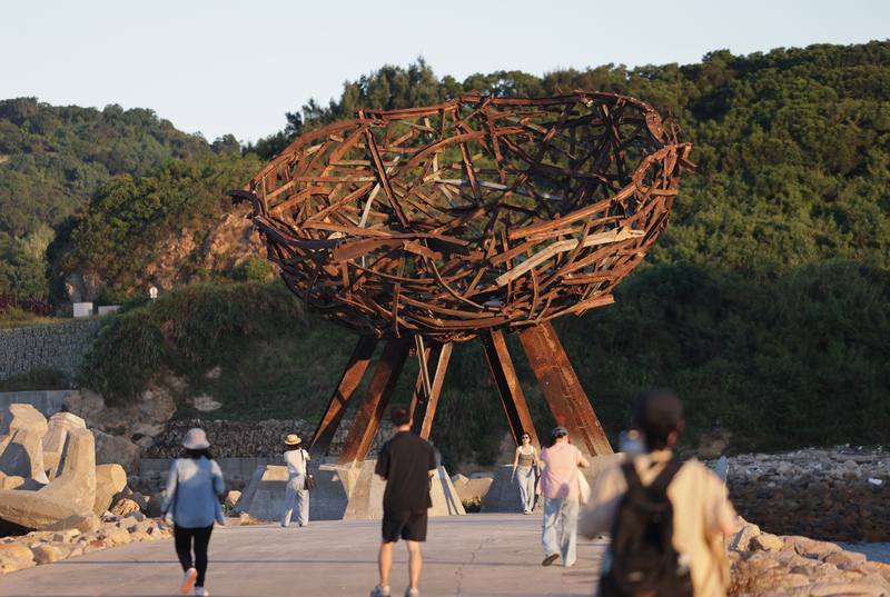 2025第3屆馬祖國際藝術島正式展開，出生馬祖的藝術家陳益輝在南竿珠螺海灣長堤創作大型雕塑「築巢」，使用阻擋敵軍登陸的「軌條砦」當基底，搭起屬於自己的窩巢，象徵在困難中重建迎來新生。