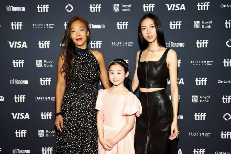 電影「左撇子女孩」在多倫多國際影展放映，導演鄒時擎（左起）和演員葉子綺、馬士媛出席，該片將代表台灣角逐今年奧斯卡最佳國際影片。（NETFLIX提供）