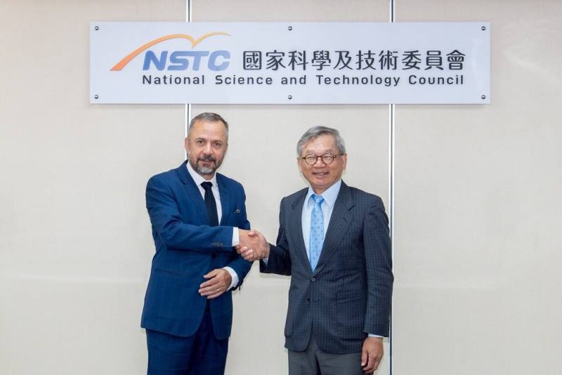 國科會主委吳誠文(右)與捷克科研創新部長Marek Ženíšek(左)一致肯定臺捷在半導體領域的重要合作計畫執行成效，期許未來在科技領域的合作持續深化，擴大科研與產業合作，共創雙贏局面。