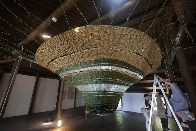第3屆馬祖國際藝術島正式開跑，台灣藝術家劉致宏在北竿橋仔五間排推出新作「漁汐」，將編織與草繩技藝構築巨大漁網，回應世代漁民與海共生的智慧與經驗。