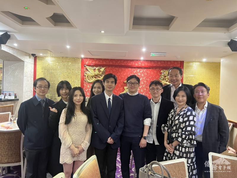 英國臺灣商會第17屆新任會長戴翌軒(左五)與理監事成員。(英國臺灣商會暨青年商會提供)