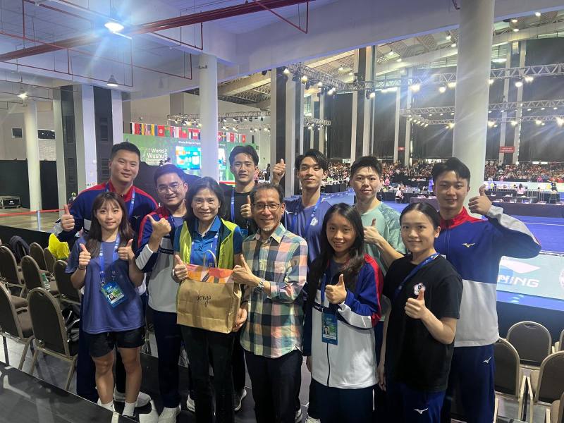 駐巴西代表處代表廖志賢到場加油打氣，與選手共同慶賀