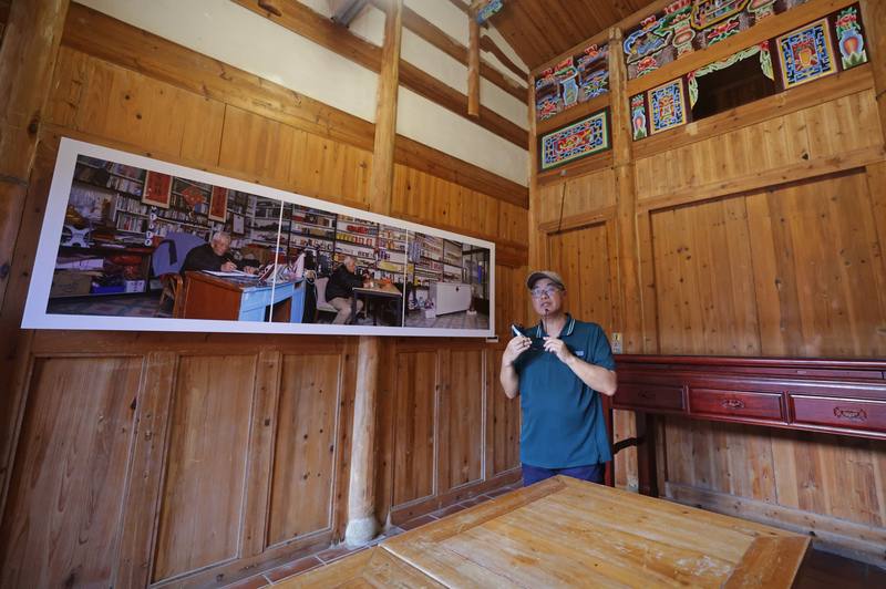 2025第3屆馬祖國際藝術島已開跑，展期至11月16日，出生馬祖北竿的藝術家陳敬寶（圖）在坂里聚落展示「尋常人家」系列作品，透過8組地方耆老影像，描繪日常卻不平凡的環境肖像。