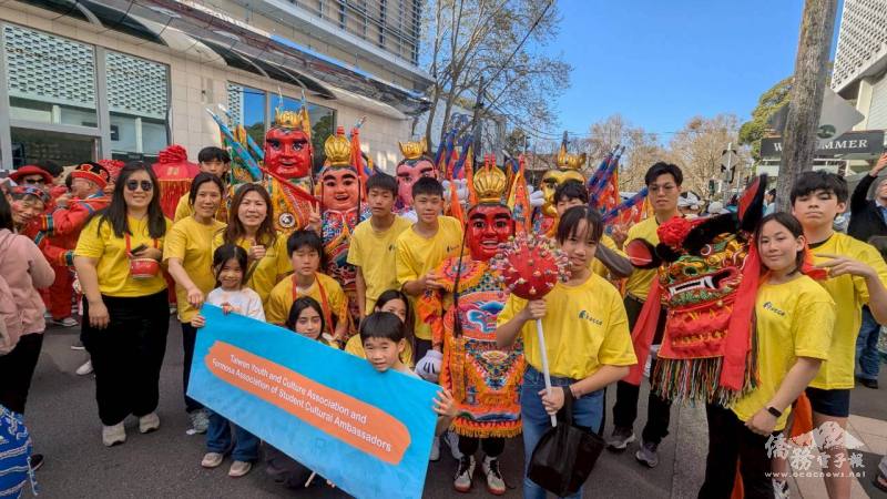 雪梨文教中心主任江佳慧與FASCA學員遊行，三太子裝扮吸引澳洲主流人士目光