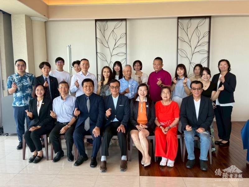 台灣日本關係協會會長蘇嘉全(前排中)與四國華僑總會成員合影