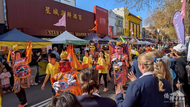 雪梨FASCA遊行人群夾道掌聲歡呼，成功行銷臺灣