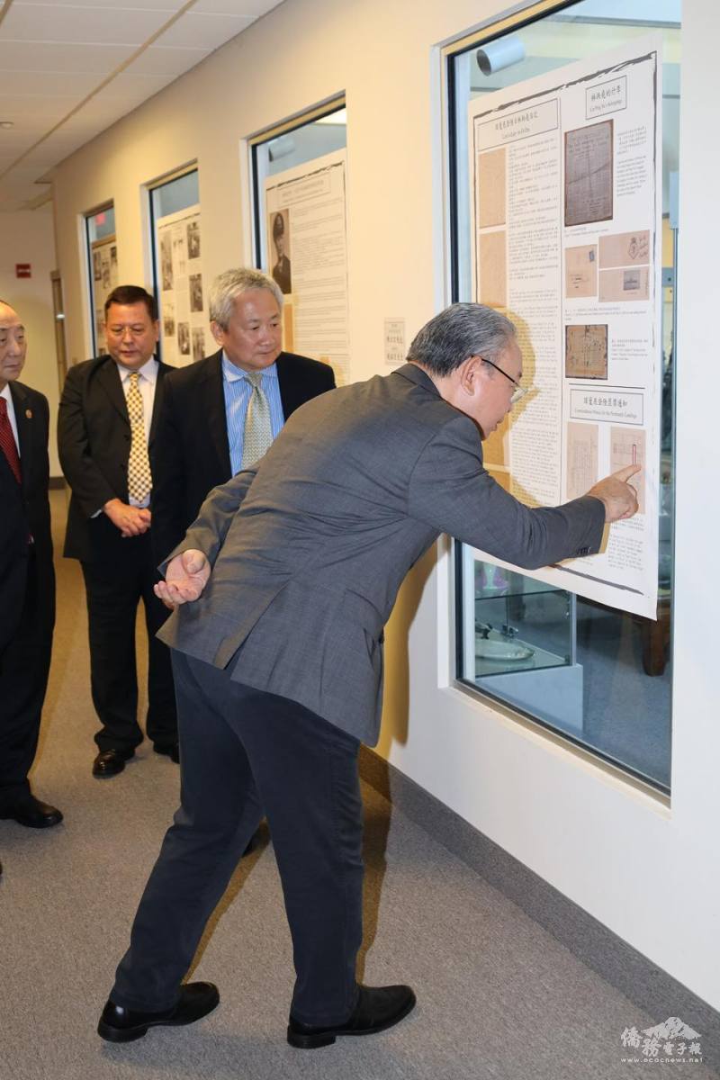 駐美代表處大使俞大㵢專程前往觀看展覽