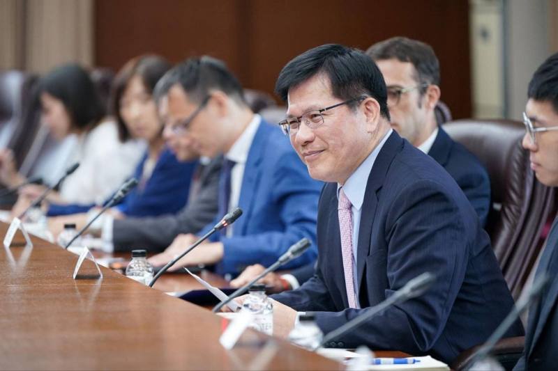 外交部長林佳龍與「法國-非洲基金會」青年領袖代表團訪團就台非青年交流及深化交流合作等議題交換意見。