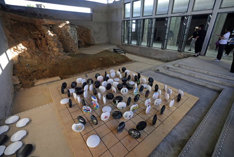 2025第3屆馬祖國際藝術島開跑，加拿大籍台裔創作者李佩珊在南竿26據點展出「不是誰的棋子，我們是…」，以圍棋意象對抗被簡化的地緣政治觀，呈現地緣政治棋局下「棋子」的美麗與哀愁。