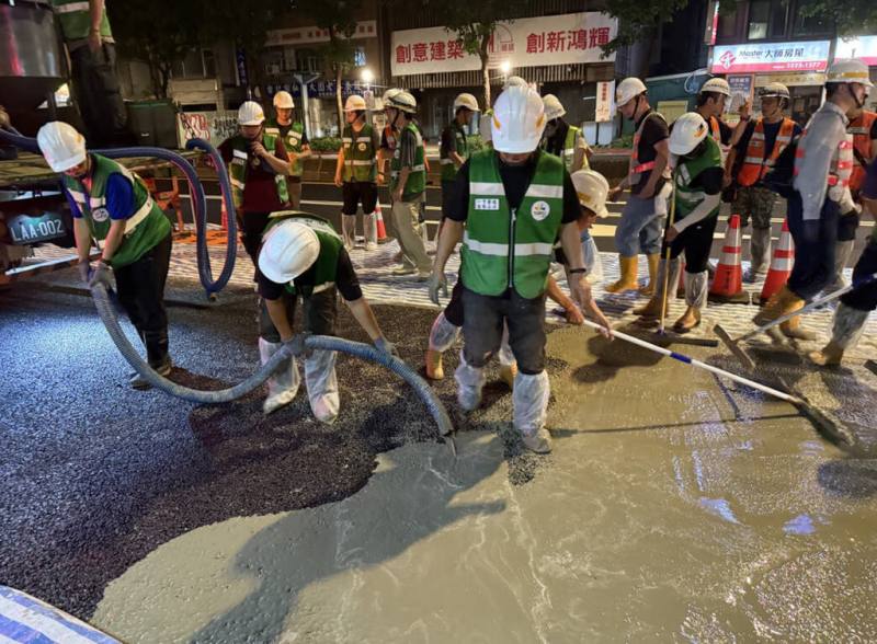 台北市新工處近日舉辦半剛性鋪面技術交流活動，由日本專家示範指導施工流程，也提醒灌漿後須有足夠養護時間，等路面充分硬化才通車，避免影響使用壽命。（台北市新工處提供）