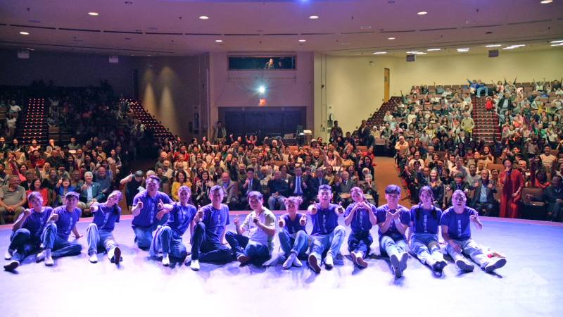 芝加哥地區慶祝雙十國慶，臺灣特技團與全體觀眾合影