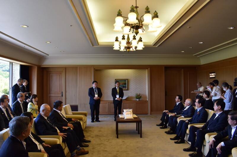 台灣白米捐贈儀式9日在日本山口縣廳舉行，擔任訪問團長的前衛生署長涂醒哲（後中）表示，希望台日友誼越來越好，也讓亞太地區安全更加穩固。