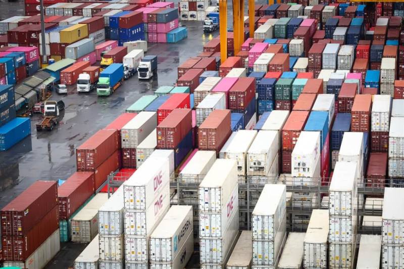 AI商機持續發酵，財政部9日公布8月出口584.9億美元，創歷年單月新高，年增達34.1%，優於預期，更為史上首次單月出口超車南韓。圖為基隆港西岸貨櫃碼頭。（中央社檔案照片）