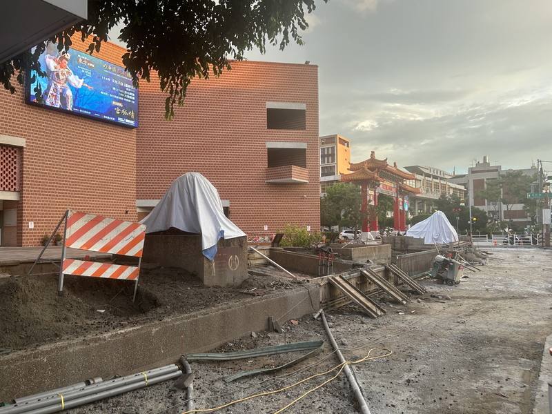 2025台灣設計展10月將在彰化登場，縣府工務處目前正進行人行道改善工程，其中彰化縣立圖書館前的銅獅也暫被包覆。