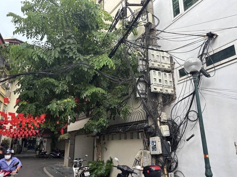 順著越南首都河內電線桿抬頭一看，總能看到混亂無比的電線。政府7月通過基礎建設地下化投資決議，能源、照明、電信等線路的地下化也是重點。