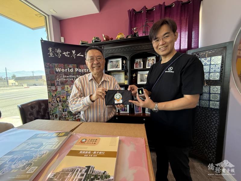 國策顧問田詒鴻（左）代表臺灣會館頒發紀念獎章給資深教育工作者陳雨禾老師，感謝他長年在藝術教育上的奉獻