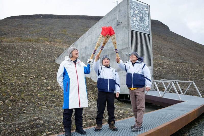 中央大學承辦115年全國大專校院運動會，史無前例地在北極引燃聖火，在全球種子庫前，高舉台灣原住民工藝的聖火火炬，象徵生命起源與無限希望。（中央大學提供）