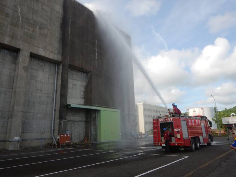 台電核三廠核安第31號演習9日登場，首日在廠內演練，情境為核三廠2號機發生滲漏，用過燃料池水持續下降，消防水車緊急補水。（台電提供）