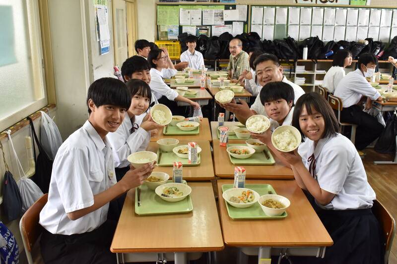 山口縣防府市立國府中學校午餐10日供應台灣米飯，許多學生以台語大讚「好呷」，直呼第一次能吃到台灣米非常高興，感覺與台灣更貼近了