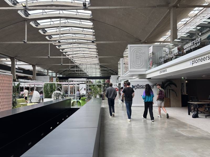 Station F位於巴黎市中心，由舊貨運鐵路站改造，占地3萬4000平方公尺，容納1000間新創公司、3500名創業家，為全球最大創新創業園區。圖為Station F最重要的第二區塊，為研究人員與創業家激盪構想之處