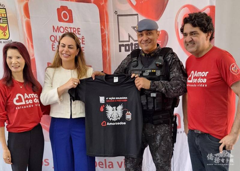 Regina (左2)贈送T恤給ROTA總指揮官Coronel Mariano(右2)