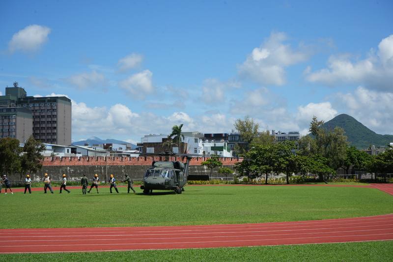 「核安第31號演習」假想恆春部分道路中斷形成陸上孤島，國軍出動UH-60M黑鷹直升機載運物資，降落在恆春國小操場，將包含乾糧、帳篷與醫療用品運送至活動中心
