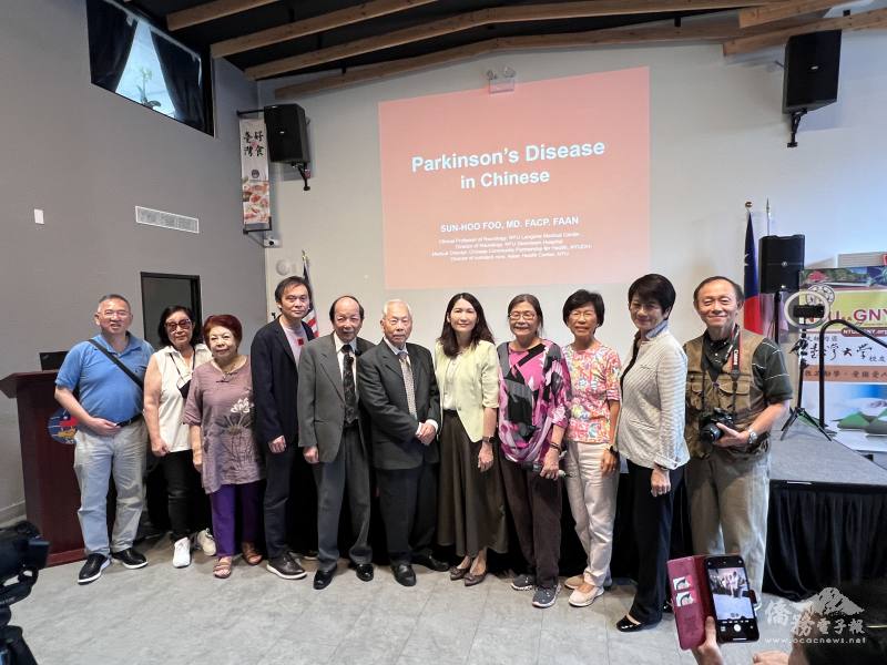 文教中心主任王怡如(左七)鼓勵僑社之間互相合作，辦理類似的有意義的講座