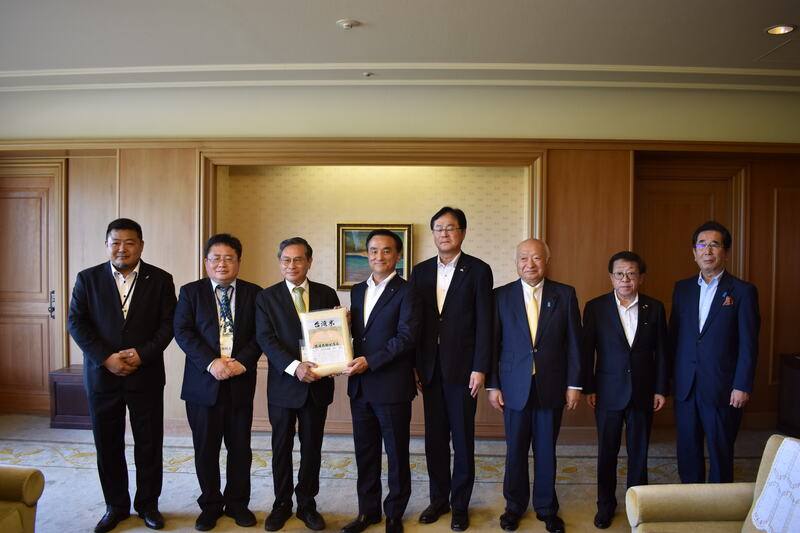 日本山口縣廳9日舉行台灣白米捐贈儀式，包括台日產經友好促進會會長葉建揚（左起）、印太戰略智庫執行長矢板明夫、前衛生署長涂醒哲、山口縣知事村岡嗣政，與山口縣議會議長柳居俊學（右3）等人出席。