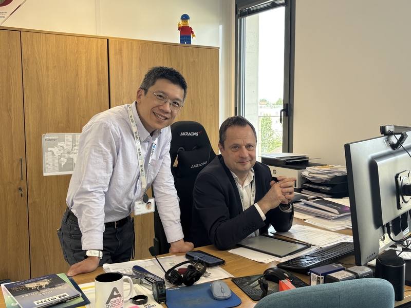 法國企業SiPearl已完成歐洲史上最複雜處理器的設計，並得到法國政府與歐盟支持。執行長諾頓（右）指SiPearl是一間擁有「台灣DNA」的法國企業。他表示，自己以台灣為模範打造公司。左為台籍外部夥伴經理陳洪霈