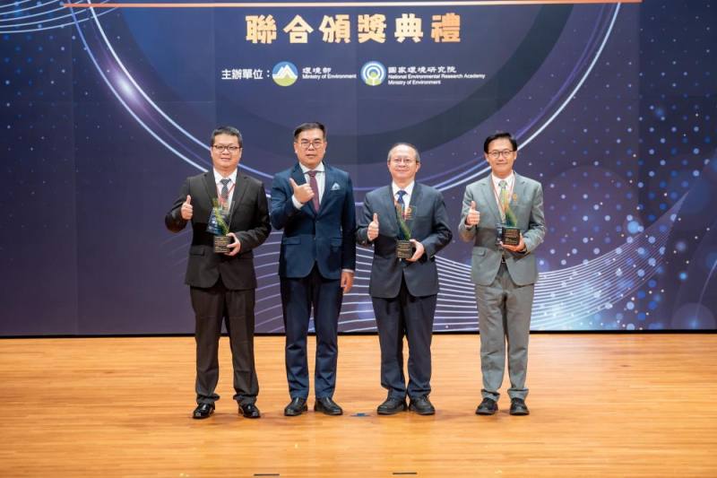 第7屆國家企業環保獎，巨擘獎與部長合影