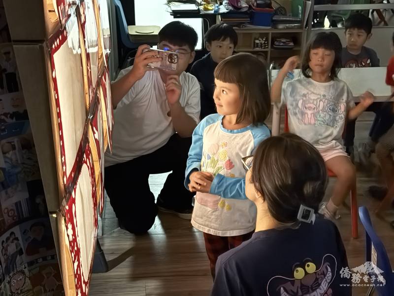 孩子們在課堂上透過「家族故事燈箱」裝置觀賞作品，專心聆聽與感受，展現跨世代交流與藝術教育的成果