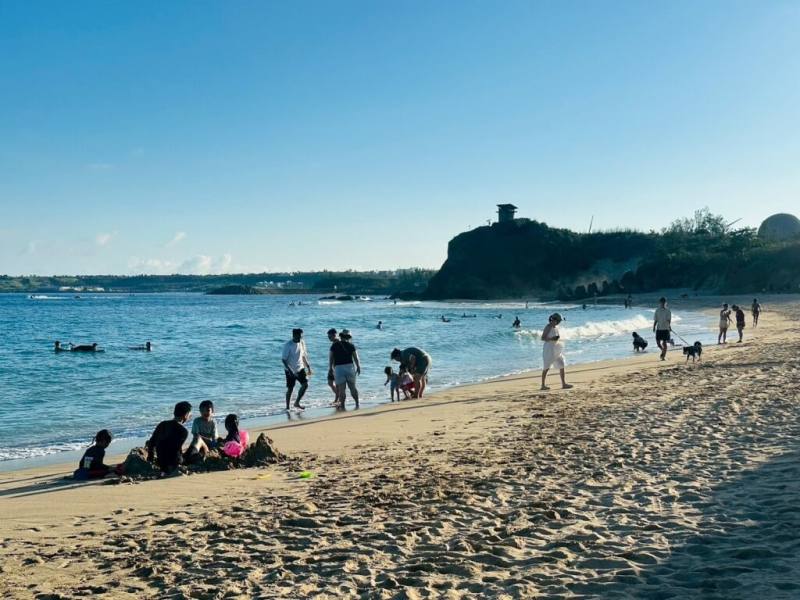 圖為6月墾丁南灣沙灘的寫生活動。（圖取自facebook.com/KtnpNationalPark）