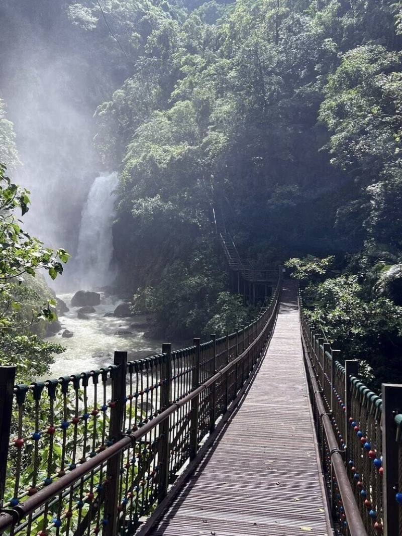 阿里山國家風景區管理處結合「台灣好行瑞里線」，12日將在嘉義縣觀音瀑布園區舉辦健行活動，當日免費入園，還提供導覽、美食補給等。（阿里山國家風景區管理處提供）