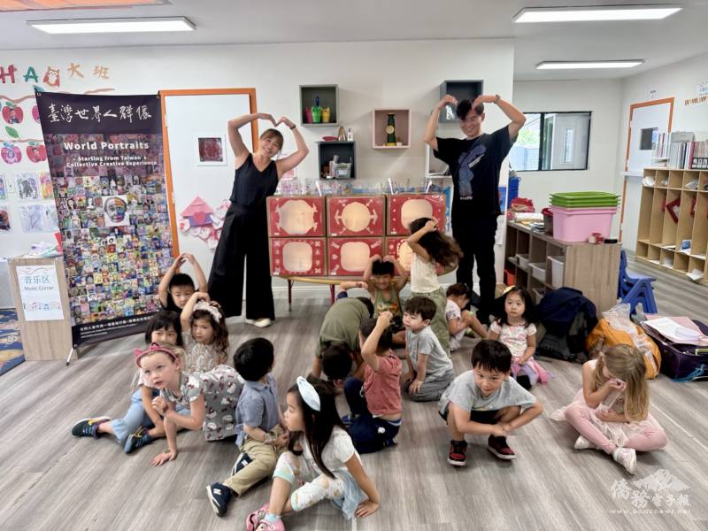 西北區台灣同鄉會會長宋欣怡（左）與陳雨禾（右），帶領小朋友進行肢體互動，課堂氣氛熱鬧溫馨