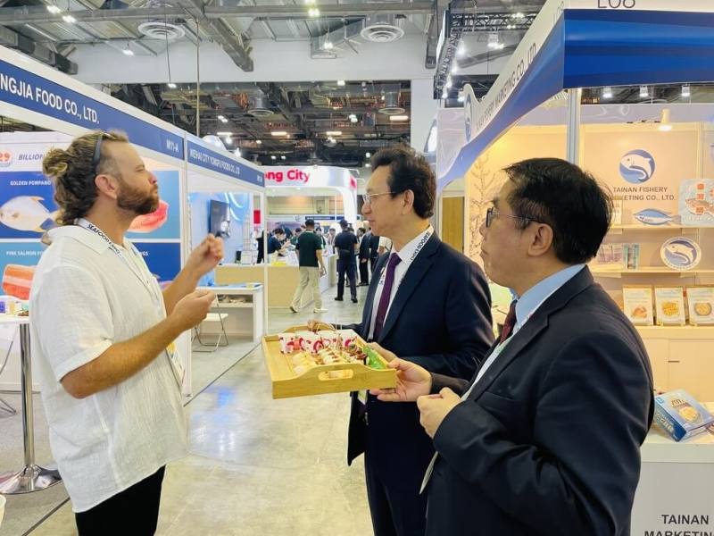 2025新加坡亞洲海鮮展10日正式開幕，台南市政府首度參展，市長黃偉哲（右）親自出席，行銷台南優質水產。（台南市政府提供）