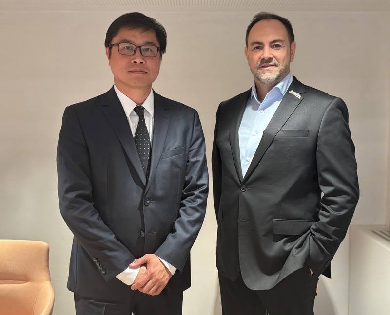 輝能科技歐洲製造中心副總經理謝文凱（左）2年前定居法國，負責建廠事宜。他表示，法國用自身優勢與政策支持吸引科技大廠進駐，不僅增加就業，也推動歐洲再工業化。右為輝能歐洲公共事務主任塞魯蒂