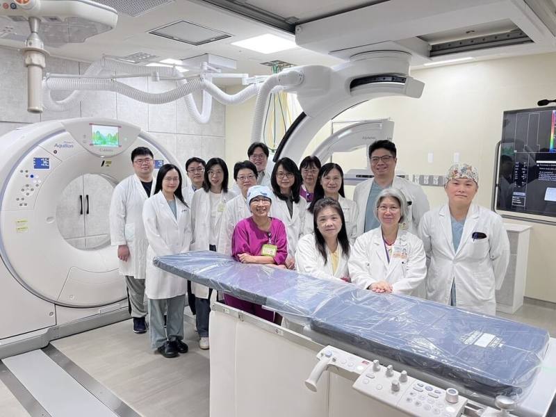 台北榮民總醫院引進新式「複合式血管攝影X光機暨電腦斷層掃描儀」，能與手術、放療互補進行腫瘤消融治療，可大幅縮短治療流程並降低患者搬動的風險，並透過醫療團隊全方位合作，提供患者多元選擇。（北榮提供）
