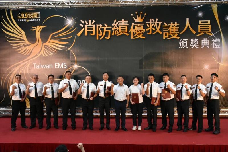 內政部消防署9日選在99救護日表揚79名績優救護人員，包括為救溺水者殉職的消防員吳恩碩，由吳恩碩遺孀（右6）代表受獎。（消防署提供）