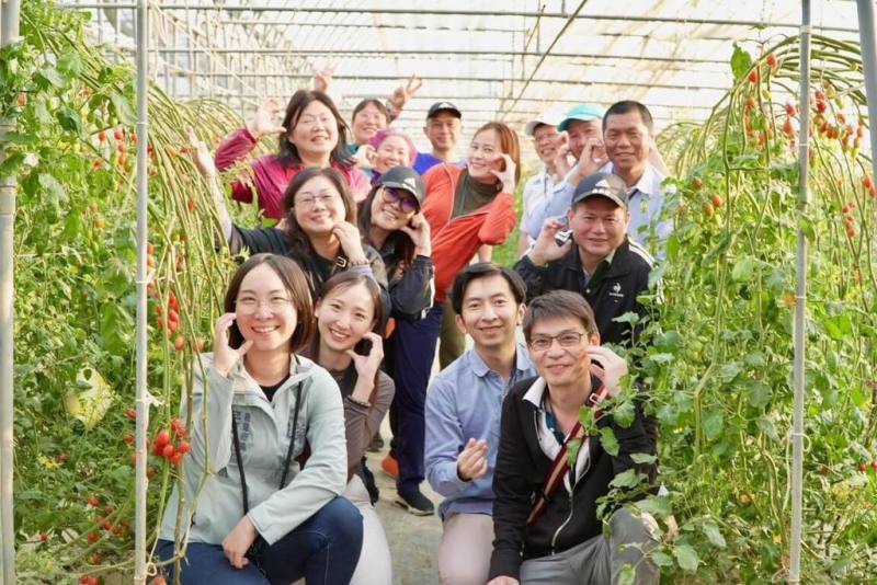 嘉義鹿草鄉公所近日推出免費「兩天一夜低碳驚喜小旅行」，鄉長嚴珮瑜（前左）將親自駕駛特斯拉電動車接送獲選旅人。（嚴珮瑜提供）