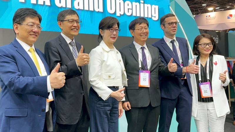 6月11日法國科技盛事Viva Tech，才剛宣布與法國國防工業大廠泰雷斯合作的鴻海董事長劉揚偉（右3）到台灣館參觀，與駐法代表郝培芝（左3）、法國在台協會主任龍燁（右2）等人合影