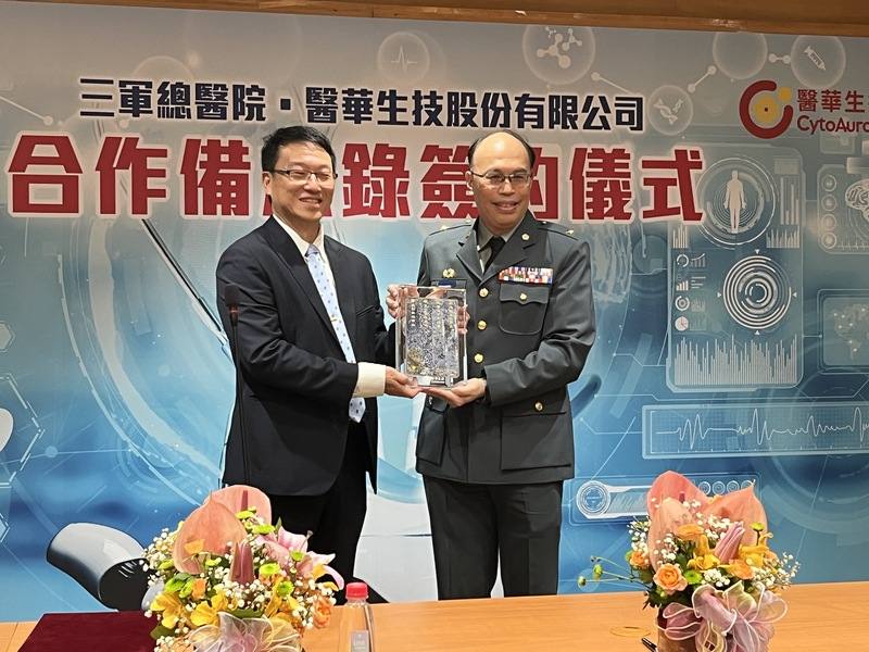 三軍總醫院9日與醫華生技公司簽署合作備忘錄，宣布共同推動AI數位病理與癌症篩檢新技術，醫華生技董事長黃忠諤（左）與三總院長陳元皓（右）合影。