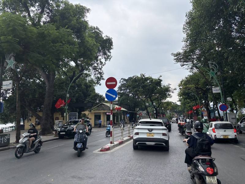 越南河內在部分的大道上雖電線仍未地下化，但纏繞的現象已明顯獲得現代化處理，道路上空清爽許多。。