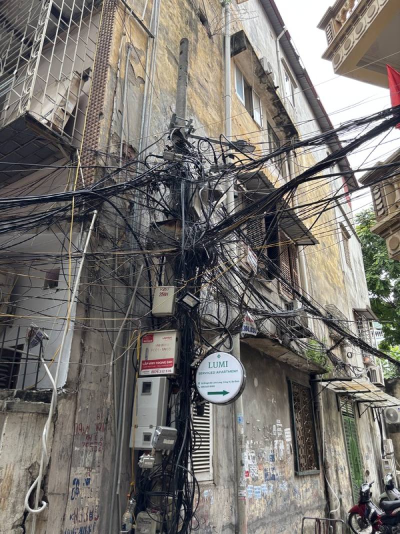 河內天際打結般纏繞的電線「黑色蜘蛛網」盤根錯節，背後負責的單位各自不同、各行其是，甚至成了遊客眼中的「越南元素」。居民擔心走火風險，盼政府加速處理。