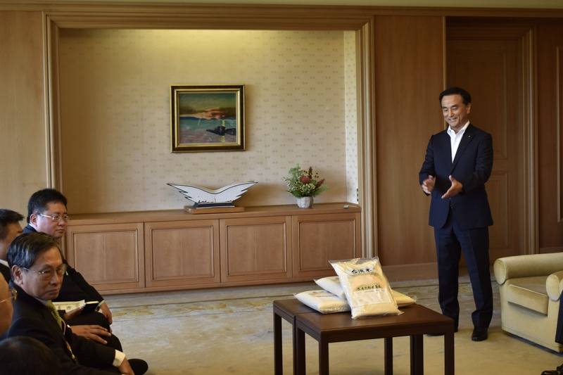 因應日本缺米，印太戰略智庫執行長矢板明夫等人發起活動，捐贈台灣米「台南11號」給日本山口縣，山口縣知事村岡嗣政（右）說，希望更頻繁與台灣交流。