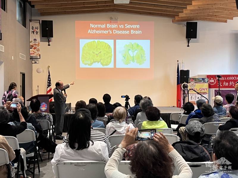 符傳孝醫師主講「帕金森氏症與失智症」，介紹正常與病縮的頭腦