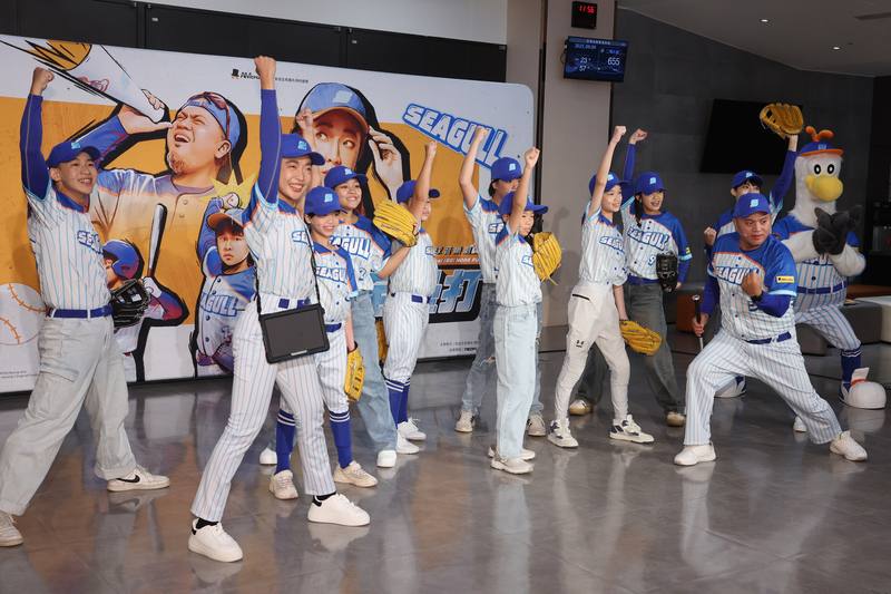 棒球音樂劇「轟吧！全壘打」20日將在台北城市舞台演出，9日首演記者會上，「AM海鷗少棒隊」進行開場表演，與球隊吉祥物呈現劇中精彩片段。